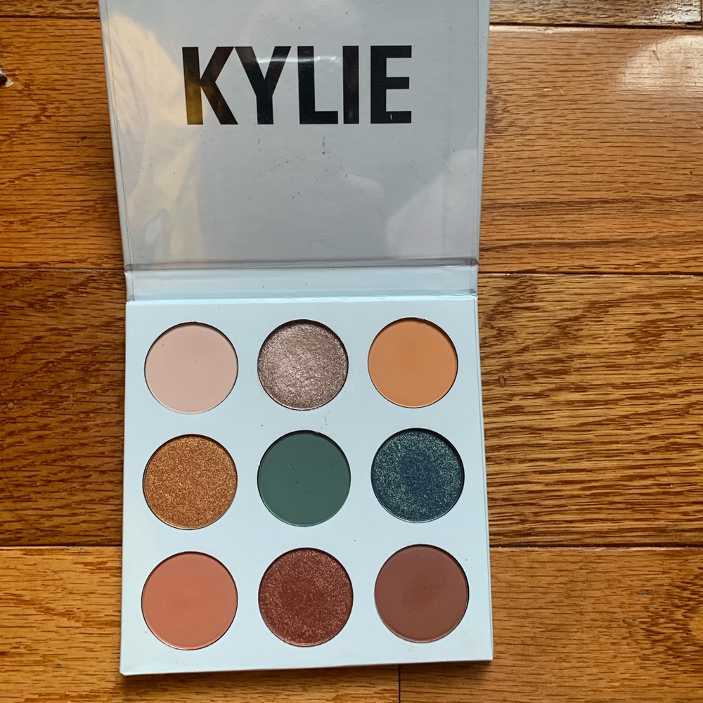 Kylie Cosmetics “The blue honey palette”